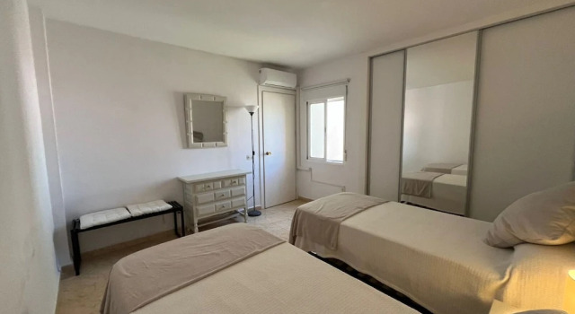 Lovely 2 Bedroom Apartment Near the Beach, Забронировать Апартаменты/квартира Отели Рокетас-де-Мар с парковкой, Парковка