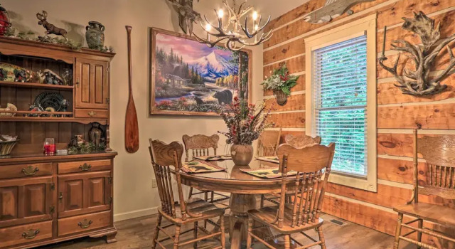 Коттедж с 2 комнатами с балконом 4 Mi to Gatlinburg Strip: Serene Cabin w/ Hot Tub!