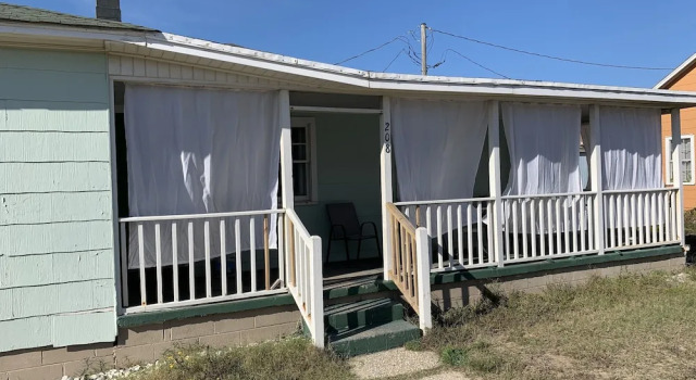 Queen Anne's Revenge At The Beach 3 Bedroom Cottage by RedAwning