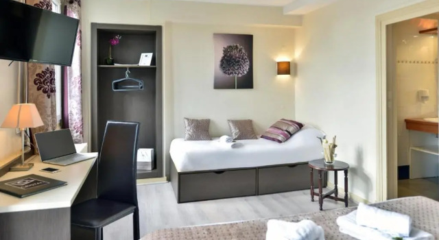 Трёхместный номер Standard Logis Hôtel Restaurant Cristal