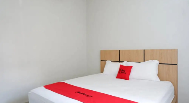 Двухместный номер Standard RedDoorz Syariah near Mutiara SIS Al Jufrie Airport Palu 2