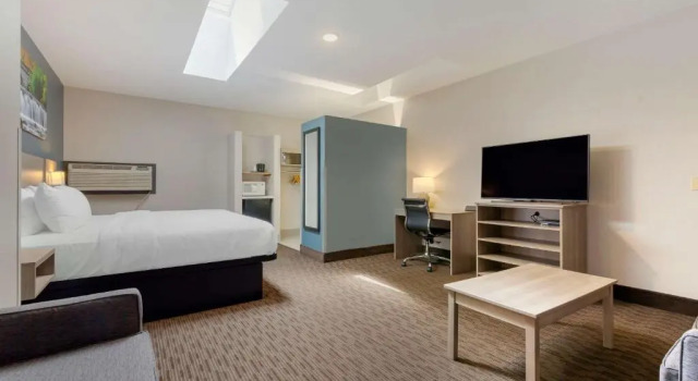 Люкс Deluxe Red Roof Inn & Suites Tomah
