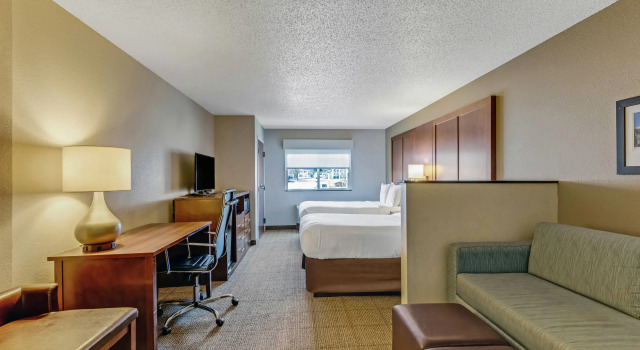Четырёхместный люкс Comfort Suites Huntsville MidCity District at Research Park