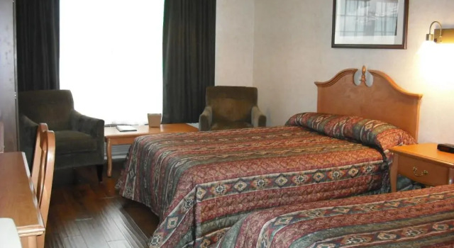 Четырёхместный номер Standard Claymore Inn and Suites