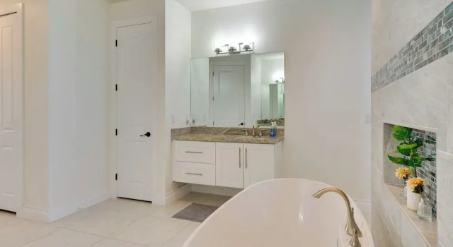 Коттедж с 3 комнатами Pool & Gulf Access Canal: Chic Cape Coral Home!