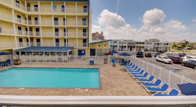 Четырёхместный номер Standard с балконом и с видом на бассейн Howard Johnson by Wyndham Ocean City Oceanfront