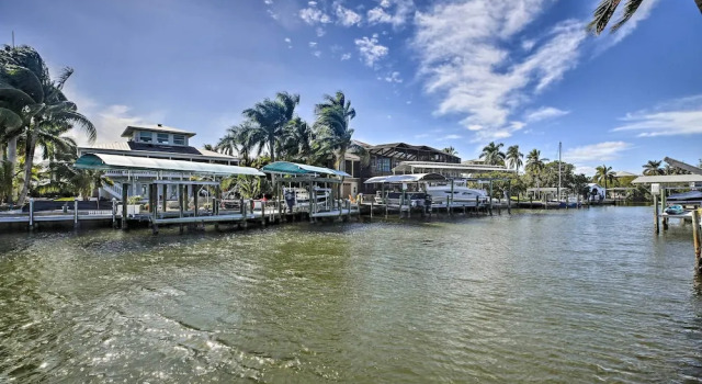 Коттедж с 3 комнатами с балконом Private Pool & Deck: Canalfront St James City Home