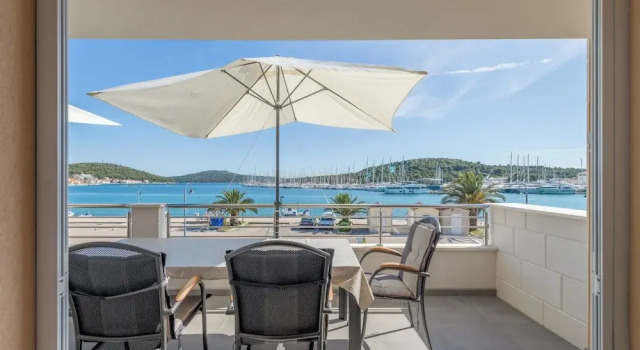 Апартаменты с 4 комнатами с видом на море Seafront apartments Marija with terrace and mooring