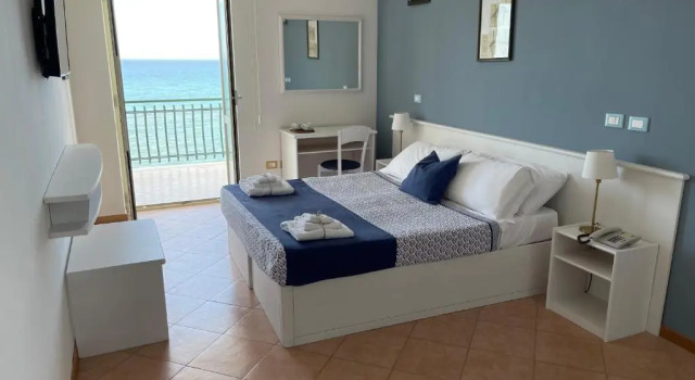 Standard Doppel Zimmer mit Balkon und mit Meerblick Perla Hotel