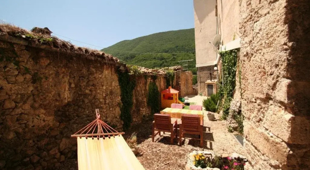 Sotto Il Castello, Book Apartment Hotels in Abruzzo with Parking, Parking