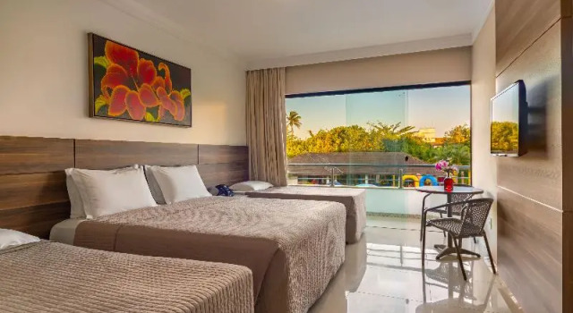 Четырёхместный номер Luxury с балконом Transoceanico Praia Hotel