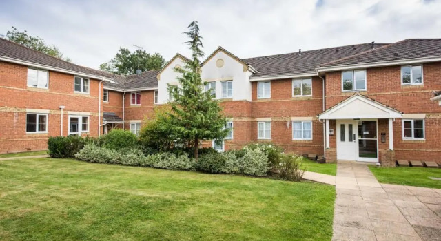 Comfortable ground floor flat sleeps up to 4 with private parking by Sussex Short Lets, Забронировать Отель Кроли Западный Суссекс, рядом с Железнодорожный вокзал Три-Бриджес