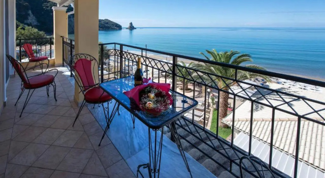 Люкс Sea Breeze Hotel & Apartments