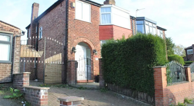 Beautiful 3 bedroom house with parking