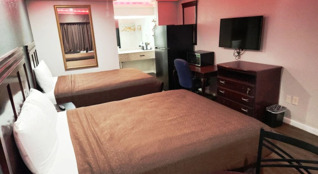 Четырёхместный номер Deluxe Express Inn Hobby Airport