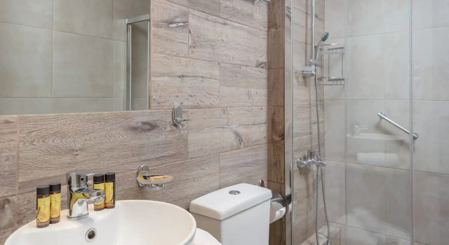Кровать в общем номере с балконом Oasis Apartments