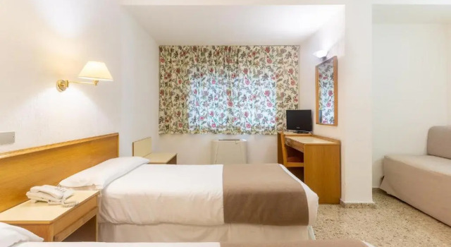 Трёхместный номер Hotel Leuka