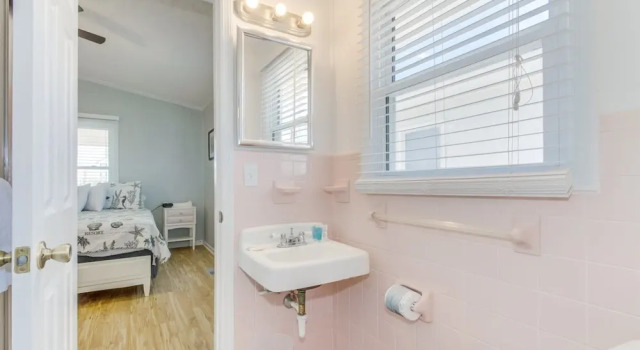 Коттедж Garden City Beach House Escape!