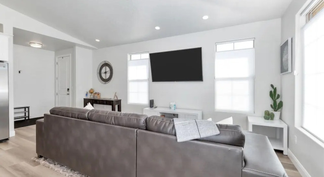 Gateway 3 Bedroom Townhouse by Redawning, Varaa Lomakoti Harrisburg Junction 