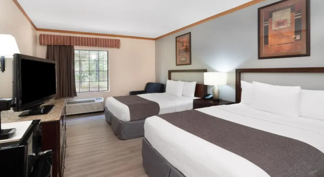 Четырёхместный номер Standard Red Roof Inn & Suites Hinesville Renovated with breakfast