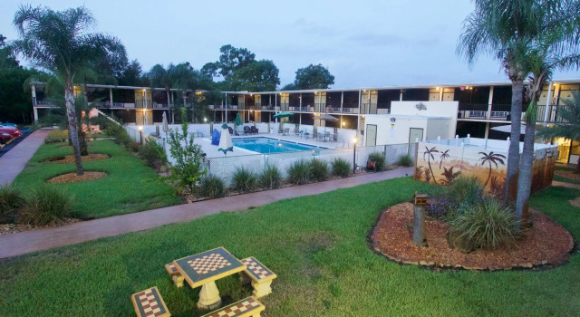 Кровать в общем номере At Home Inn - Fort Pierce