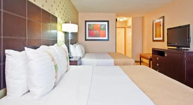Четырёхместный номер Standard Holiday Inn Bloomington-University Area by IHG