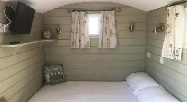 Shepherds Hut at Puttocks Farm, Rezervați Sejur la fermă Cazare la fermă în Dunmow, Sejur la fermă