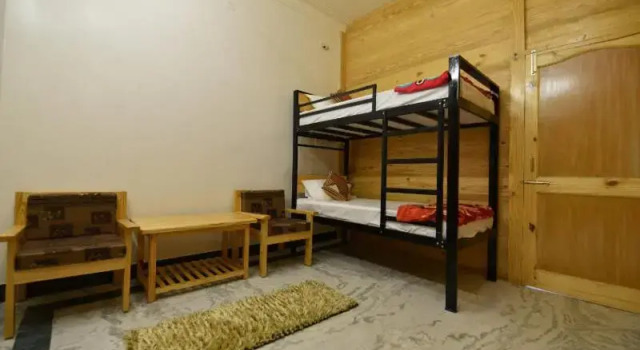 Кровать в общем номере Balbir Niwas Guesthouse Homestay