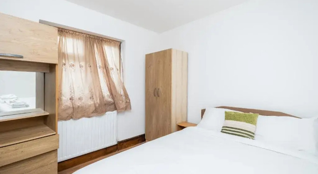 Dagenham Self Catering 4BedHouse sleeps up to 8 with Free Wifi and Free Parking