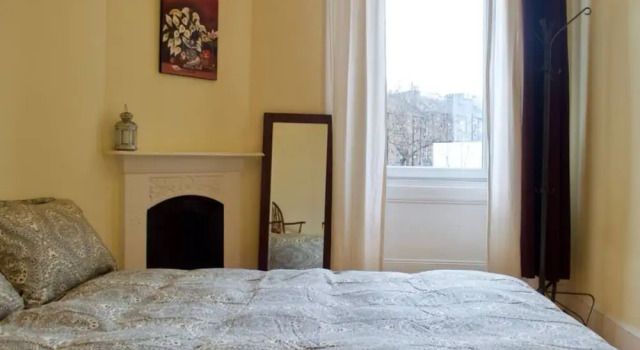 2 Bedroom Bright City Centre Flat Sleeps 4, Забронировать Апартаменты/квартира Бротон Эдинбург, рядом с Железнодорожный вокзал Эдинбург-Уэверли