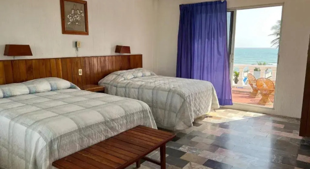 Четырёхместный номер Standard с красивым видом из окна Hotel de Alba