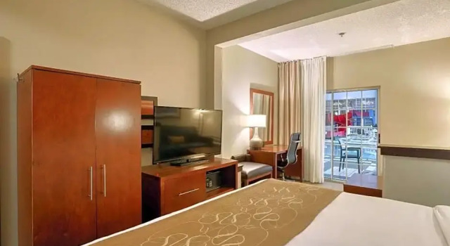 Двухместный люкс с видом на бассейн Comfort Suites Appleton Airport