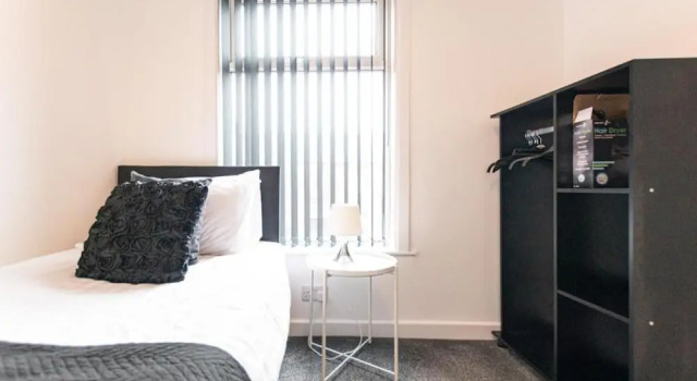 Comfortable 2BR House in Bolton Sleeps 4