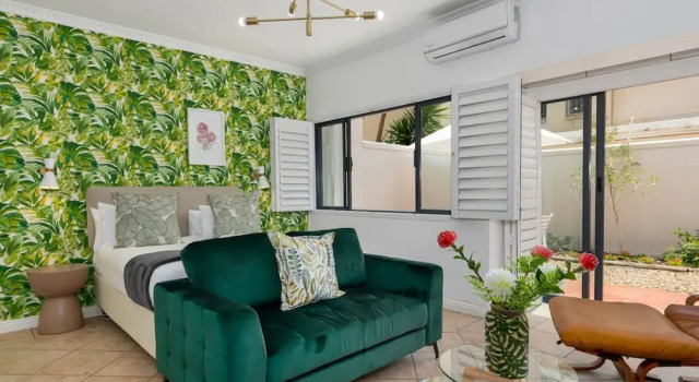Stylish Sea Point Studio in Secure Complex Patio, Забронировать Апартаменты/квартира Отели Cape Peninsula с парковкой, Парковка