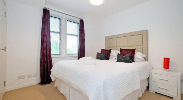 Lovely Aberdeen Home Close to the Scottish Coast, Забронировать Отель Отели Абердина с парковкой, рядом с St Mary's Cathedral, Парковка