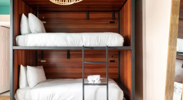 Кровать в общем номере West Beach Hotel Brighton