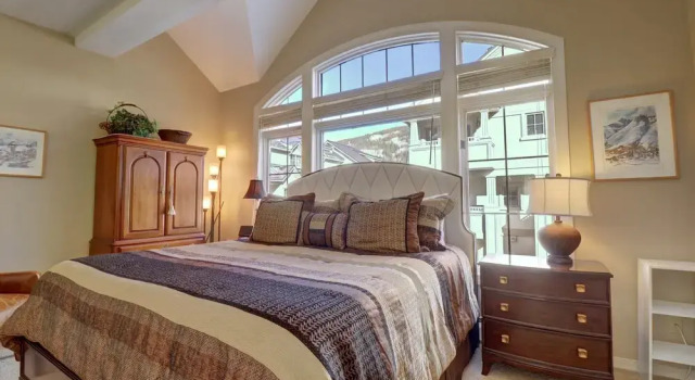 Spacious Slope-side Ski-In Ski-Out Town Home, Private Garage - ER12 by Redawning