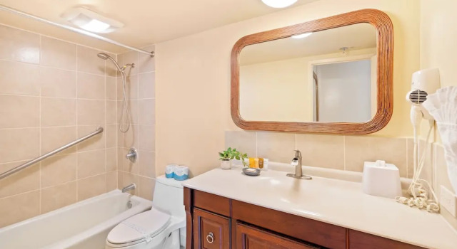 Номер Standard Waikiki Sunset Close to Beach with Parking
