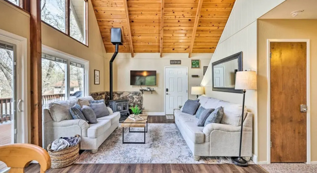 California Cabin w/ Lake Access: 28 Mi to Yosemite