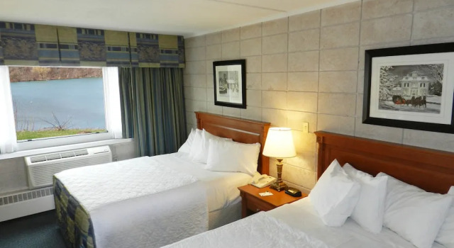 Четырёхместный номер Standard с балконом Capri Inn