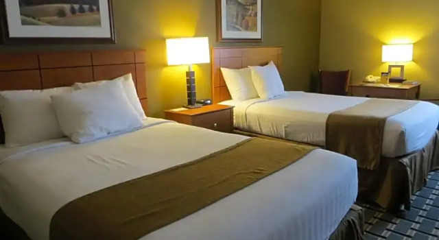 Четырёхместный номер Standard с видом на бассейн Quality Inn Thief River Falls