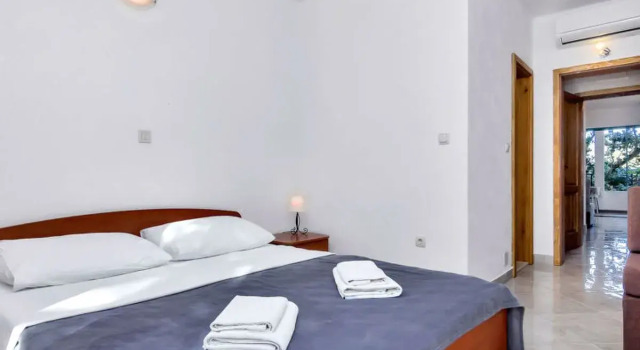 Apartment Rubin Hvar/Pokrivenik 39102, Rezerwuj Apartament Hotele w Split-Dalmatia County z parkingiem, Parking