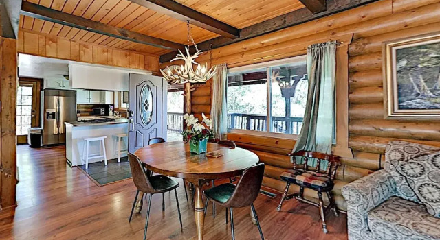 Beautiful Log House: Large Deck & Private Hot Tub 3 Bedroom Home