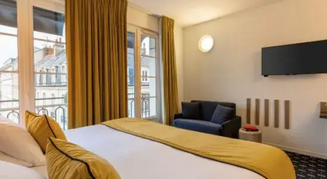 Трёхместный номер Deluxe с балконом Best Western Royal Hotel Caen