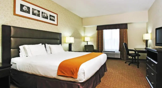 Номер Standard Holiday Inn Express Hotel & Suites Ottawa Airport by IHG
