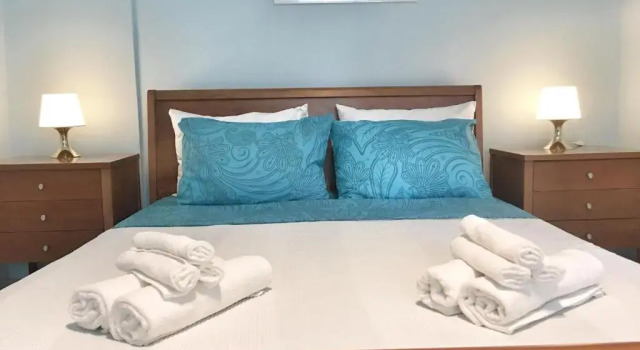 Renovated apt 100m from beach WiFi AC
