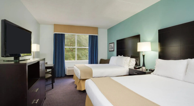 Четырёхместный номер Standard Holiday Inn Express & Suites Plant City by IHG