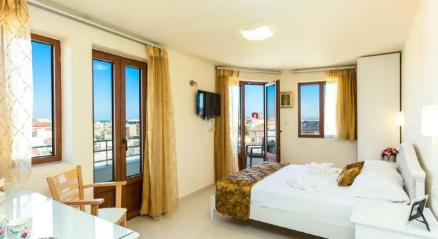 Polyxenia Suites