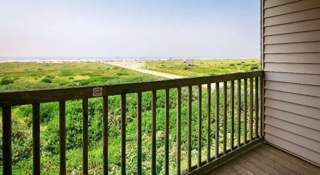 Четырёхместный номер Standard с балконом и с частичным видом на океан Lighthouse Suites Inn