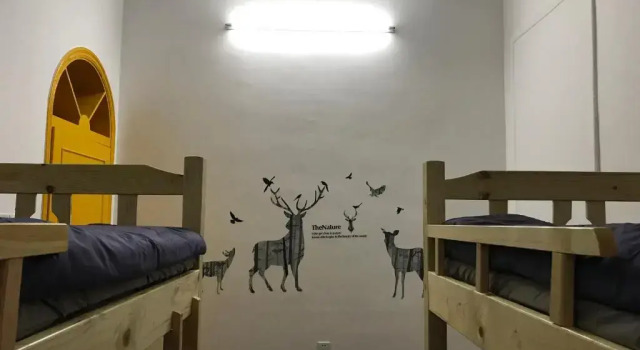 Кровать в общем номере (мужской номер) No. 6 Cuobian Hostel